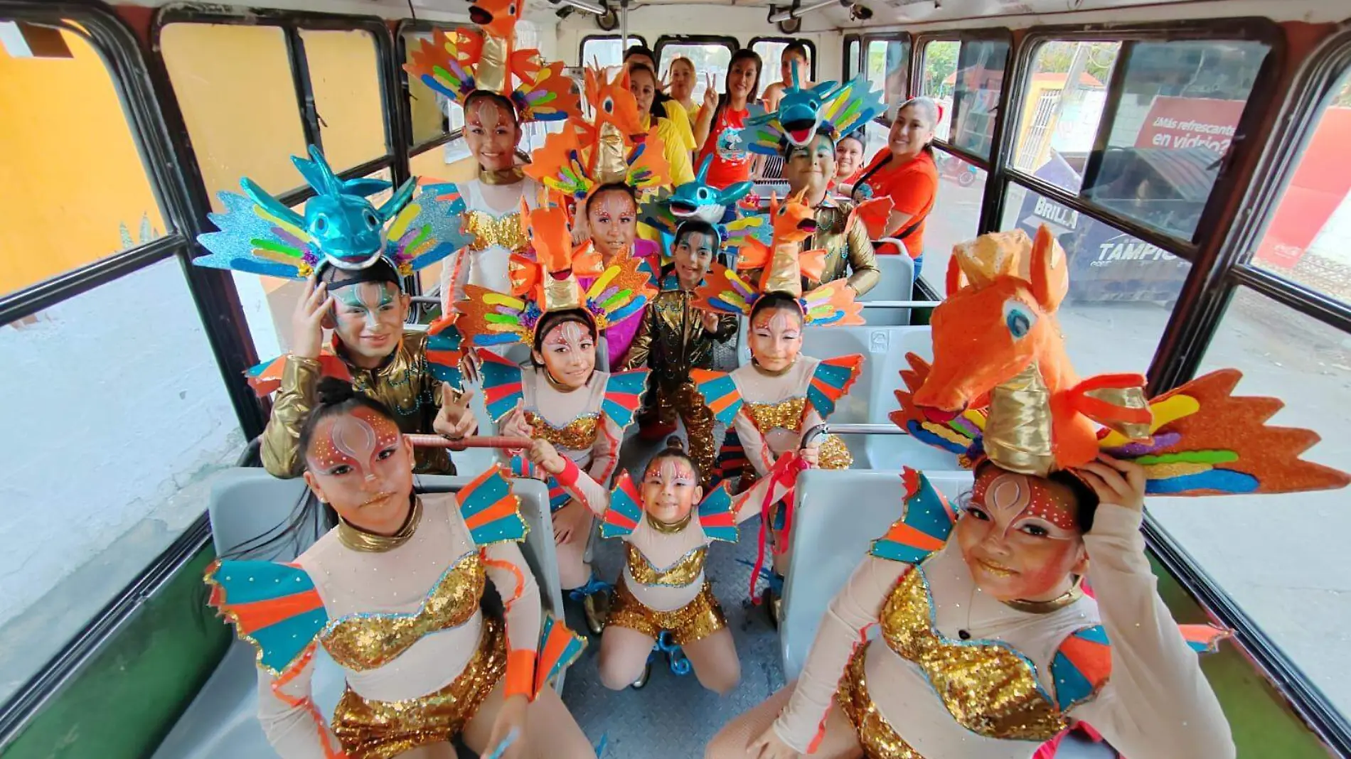 Niños muy animados participaron con bellas coreografías 